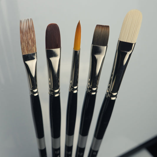 Synthetic paintbrush example used in Trekell's brush-quality guide.